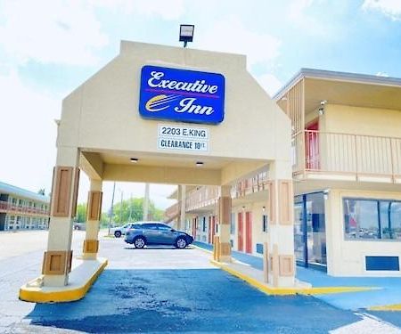 Executive Inn Кингсвилл Экстерьер фото