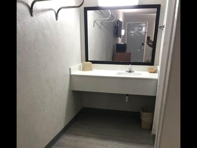 Executive Inn Кингсвилл Экстерьер фото