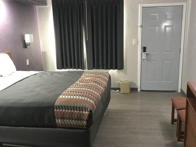 Executive Inn Кингсвилл Экстерьер фото