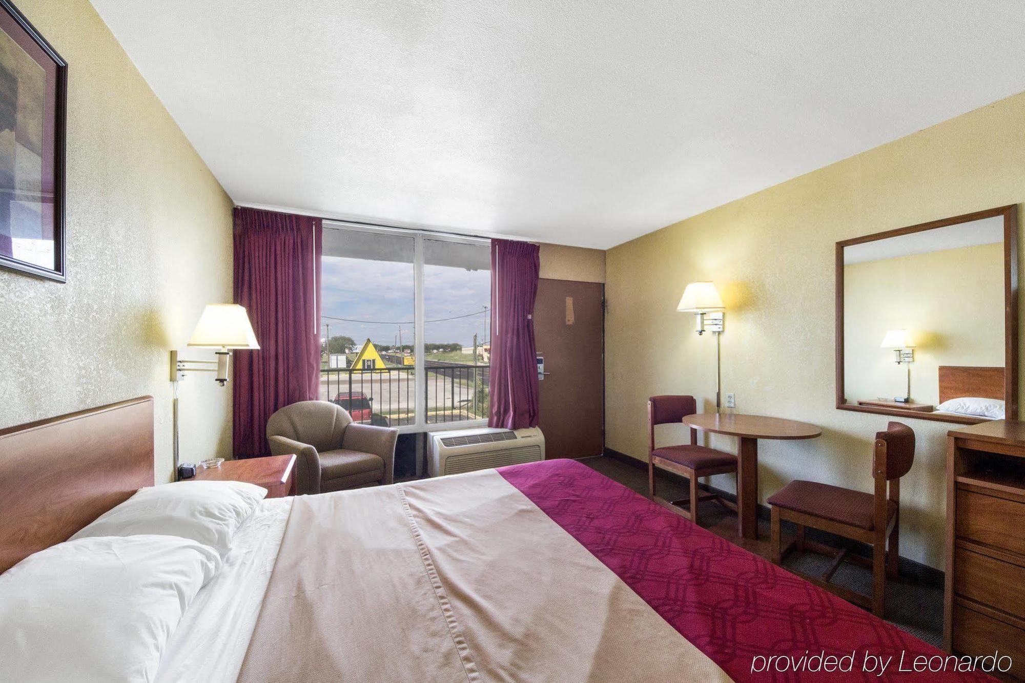 Executive Inn Кингсвилл Экстерьер фото